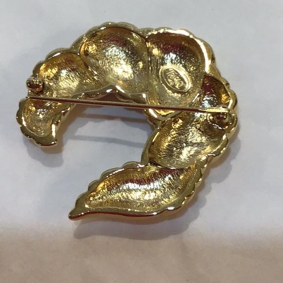 Trifari Brooch, semi circular ribbed design, EUC vintage - Picture 2 of 4